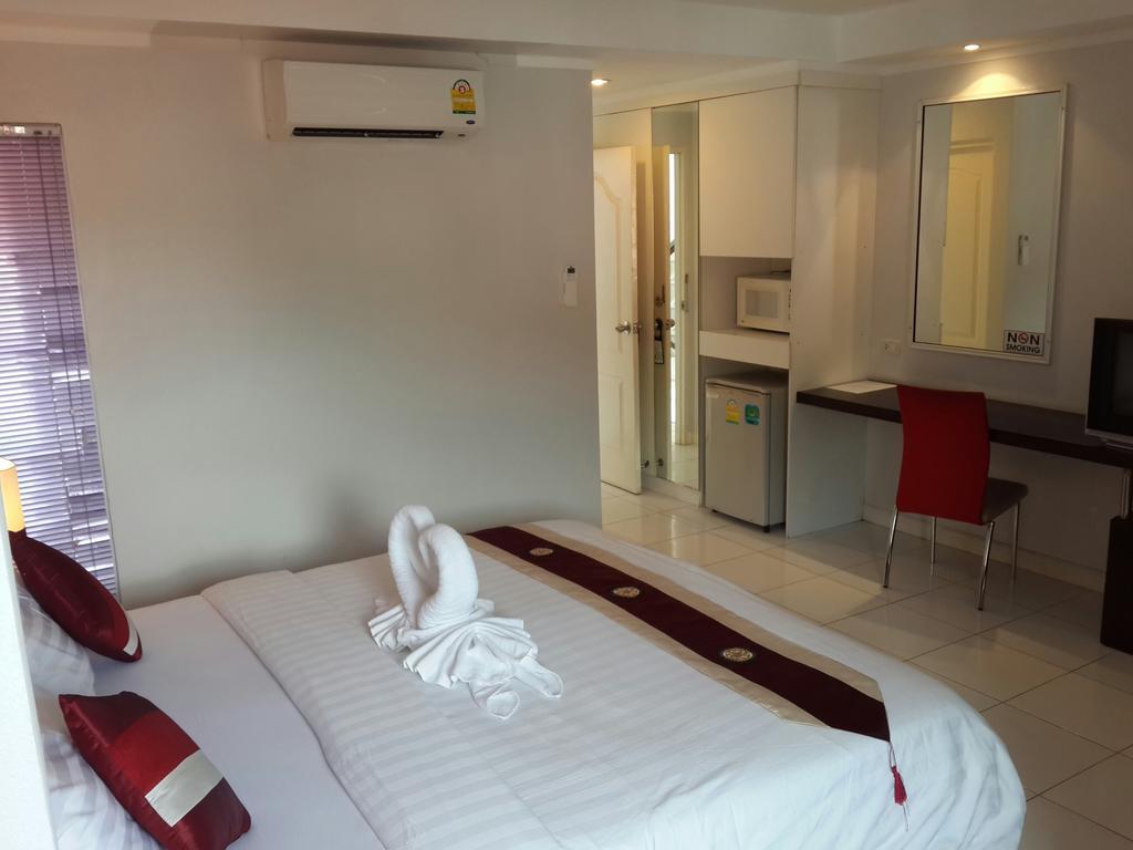 กะตะบีชสตูดิโอ Hotel หาดกะตะ ภายนอก รูปภาพ